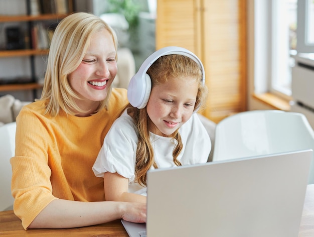 Kind Schwester Spaß Familie Mädchen zusammen Kindheit weiblich glücklich Tochter jung Laptop-Computer Bildung Lernen Kopfhörer Lehrer Musik Kind Zusammengehörigkeit Mutter Frau