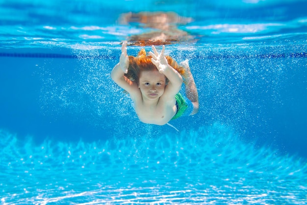 Kind schwimmt im Pool unter Wasser Kinderjunge schwimmt unter Wasser im Meer