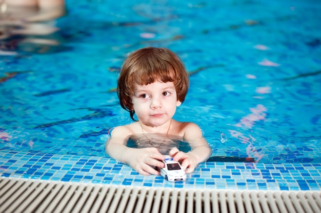 Kind schwimmt im Pool