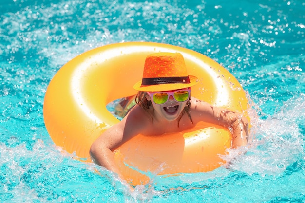 Kind schwimmt mit Schwimmerring in den Sommerferien auf Sommerreisen