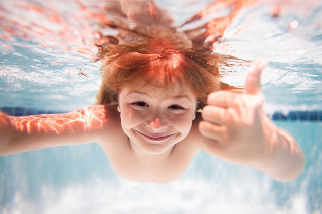 Kind schwimmt unter Wasser im Pool blaues Meerwasser Kind Junge schwimmt im Meer