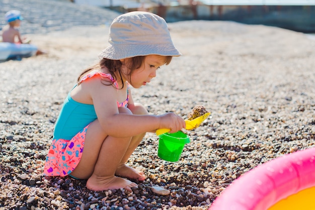 Kind spielt am Strand