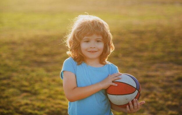 Kind spielt Basketball und Sport für Kinder