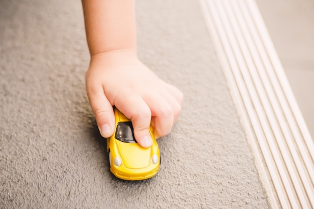 Kind spielt das Spielzeugauto