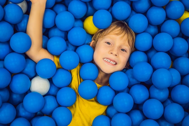 Kind spielt im Bällebad Buntes Spielzeug für Kinder Kindergarten oder Vorschule Spielzimmer Kleinkind Kind in der Kindertagesstätte Indoor-Spielplatz Bälle Pool für Kinder Geburtstagsfeier für aktive Kinder im Vorschulalter