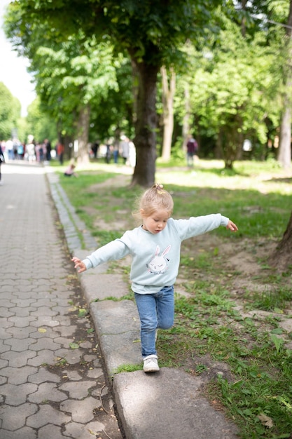 Kind spielt im Park