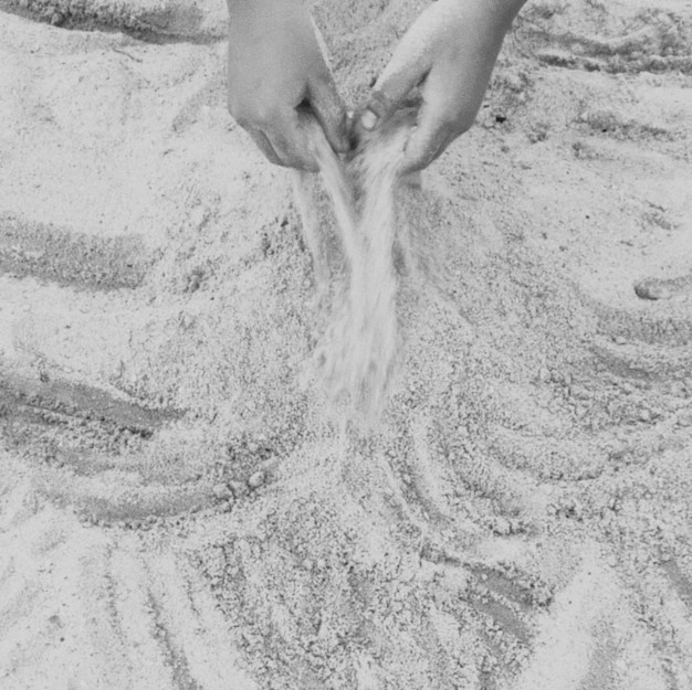 Kind spielt im Sand 2