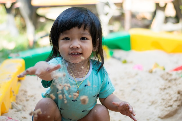 Kind spielt mit Sand