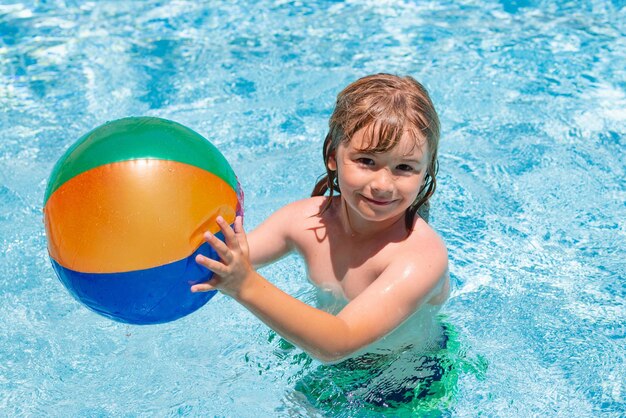 Kind spritzt im Schwimmbad aktiver gesunder Lebensstil Schwimmen Wassersportaktivität im Sommerurlaub