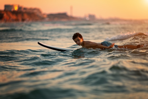 Kind Surfen am tropischen Strand