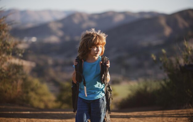 Kind Touristenjunge mit Rucksack Wandern Junge geht auf eine lokale Wanderung