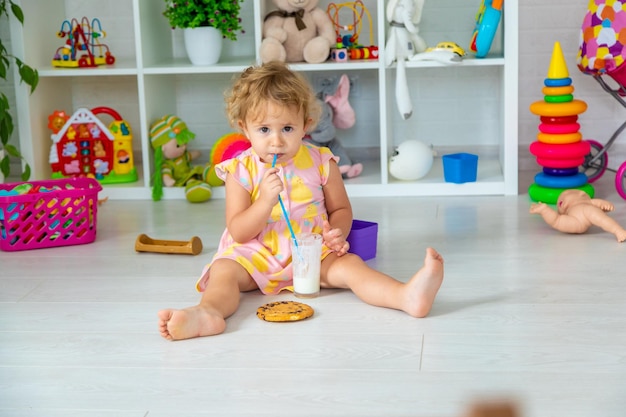 Kind trinkt Milch im Raum Selektiver Fokus