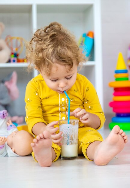 Kind trinkt Milch im Raum Selektiver Fokus