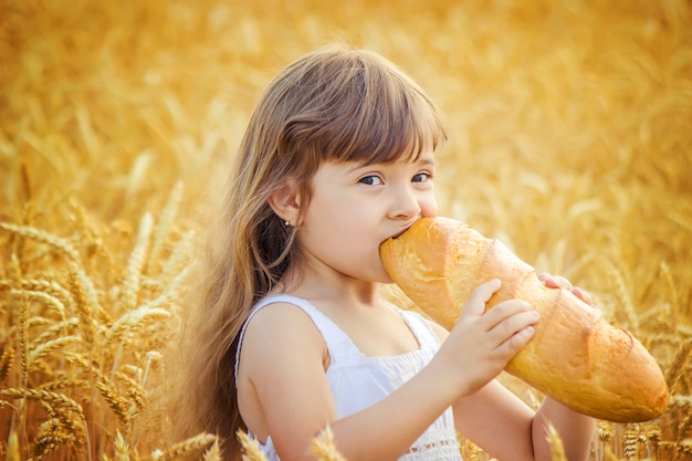 Kind und Brot. selektiver fokus. Essen und Trinken.