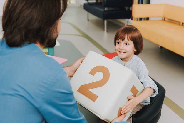 Kind und Doktor, die Lernspiel in der Klinik spielen