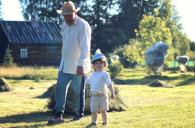 Kind und Großvater ländliches Feld