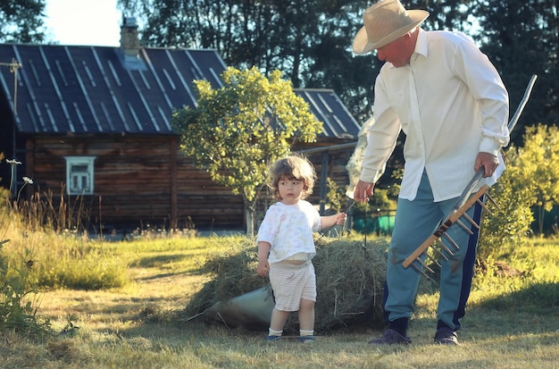 Kind und Großvater ländliches Feld