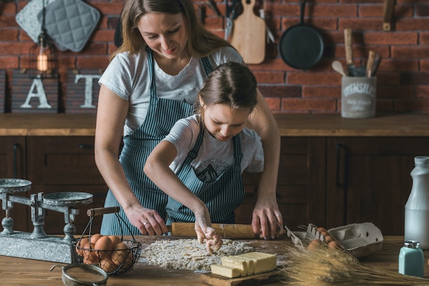 Kind und Mutter rollen kneten