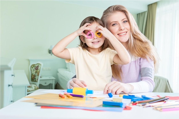 kind und mutter spielen buntes tonspielzeug