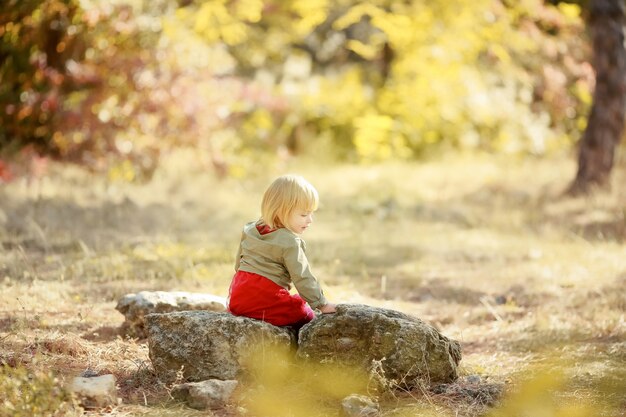 Kind von 5 Jahren in einem Naturpark