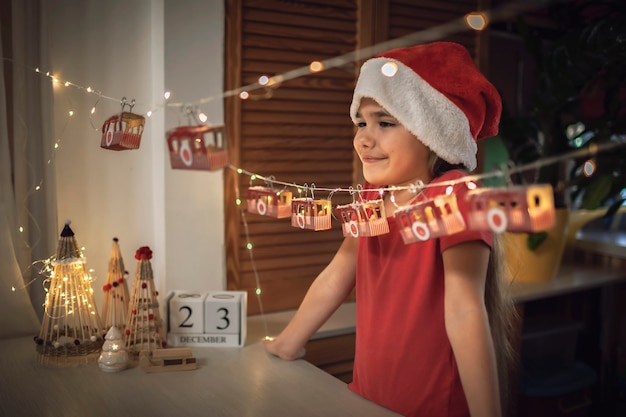 Kind von original Adventskalender-Skigebiet mit Toilettenpapierrollen magischer Weihnachtsurlaub