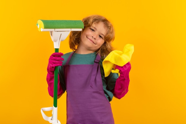 Foto kind wischen hausreinigung zu hause waschmittel und reinigungszubehör reinigungsservice little boy housekeeping