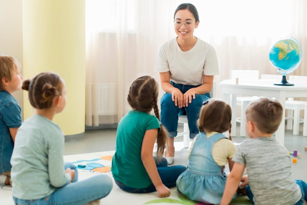 Foto kinder achten auf ihren kindergarten