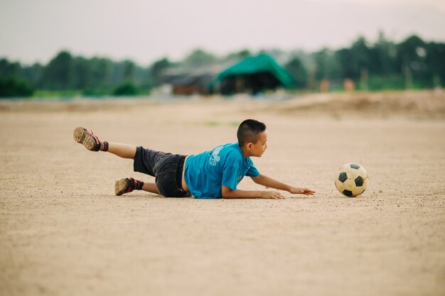 Kinder als Torwart, der Fußballfußball spielt