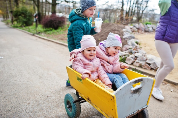 Kinder am Holzwagen im Zoo