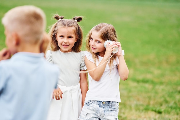 Kinder am Spielfeld unterhalten sich tagsüber zusammen.