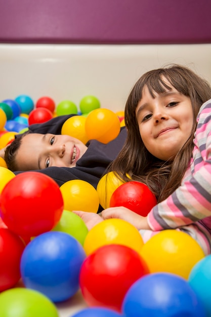 Kinder am Spielplatz