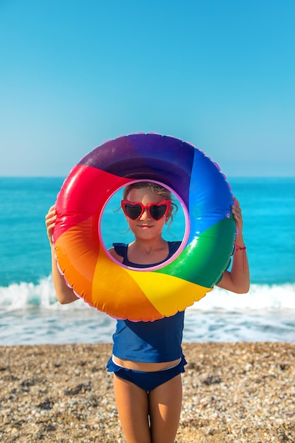 Kinder am Strand mit einem Kreis. Selektiver Fokus.