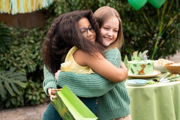 Foto kinder amüsieren sich auf einer dschungelparty