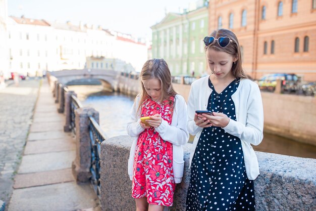 Kinder an der Sommerpromenade in Sankt Petersburg