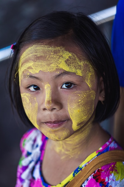 Kinder Asiens. Porträt eines kleinen Mädchens aus Myanmar. Nahansicht