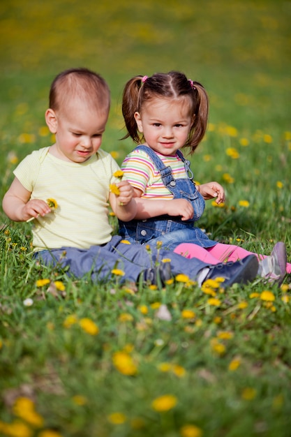 Kinder auf dem Feld