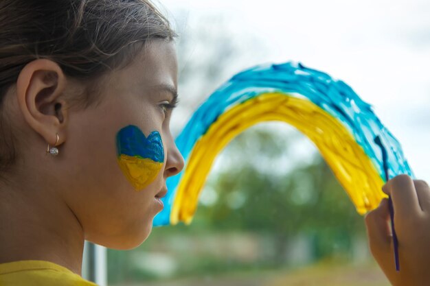 Kinder auf dem Fenster malten einen Regenbogen Ukraine friedlicher Himmel Selektiver Fokus