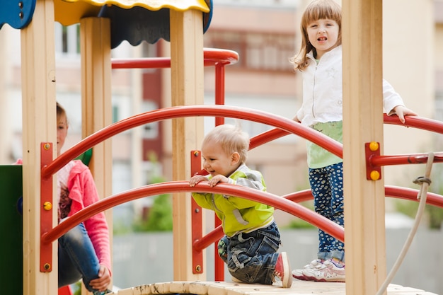 Kinder auf dem Spielplatz