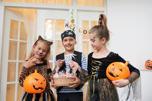 Foto kinder auf der halloween-party