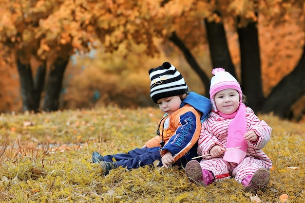 Kinder auf der Straße spielen Herbst