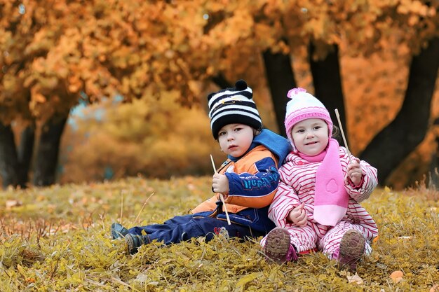 Kinder auf der Straße spielen Herbst