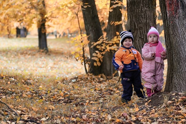 Kinder auf der Straße spielen Herbst