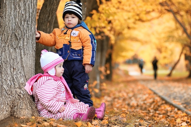 Kinder auf der Straße spielen Herbst