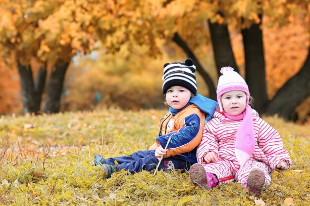 Kinder auf der Straße spielen Herbst