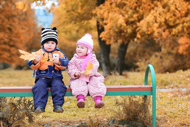 Kinder auf der Straße spielen