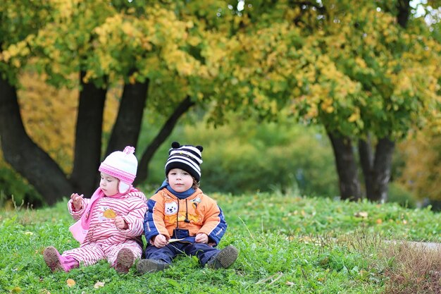 Kinder auf der Straße spielen