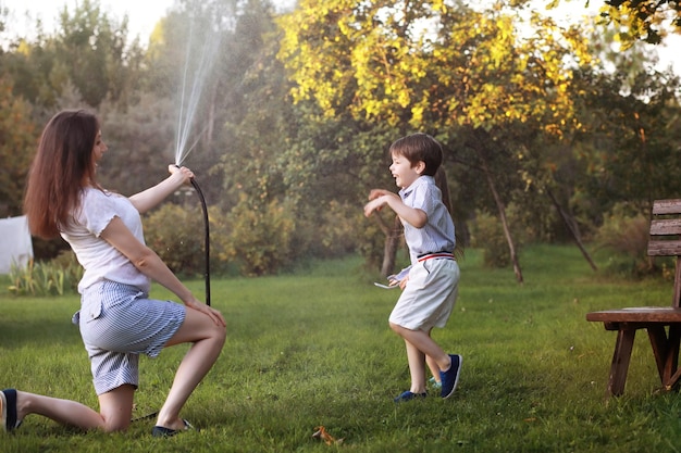 Kinder auf einem Spaziergang im Sommer. Kinder frönen dem Land. Lachen und Spritzwasser.
