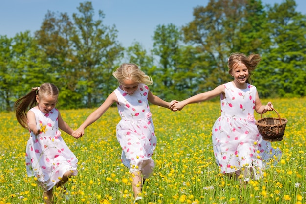 Kinder auf Ostereiersuche mit Körben