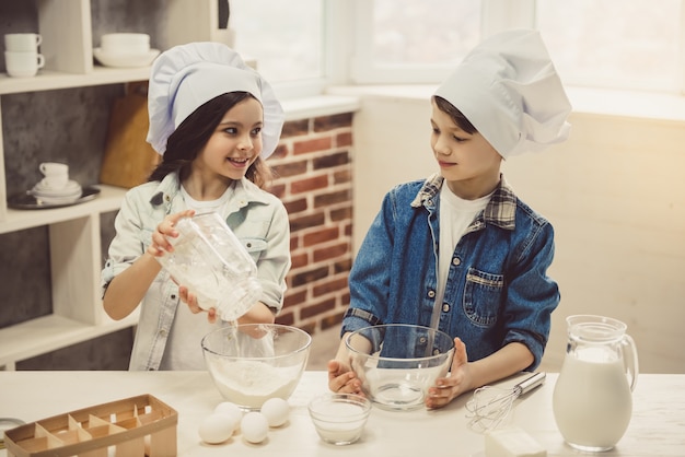 Kinder backen in der Küche