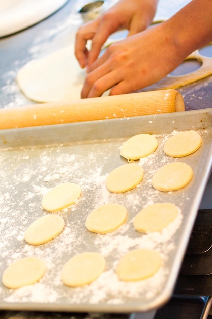 Kinder backen Kekse im Kochkurs.